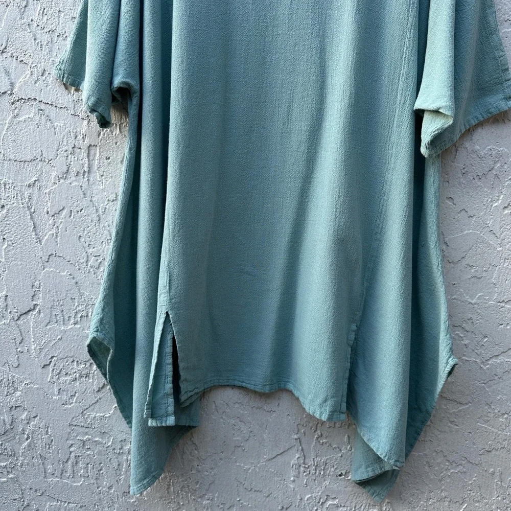 Oh My GauzeWomen 1X Seafoam Green Cotton Gauze Sharkbite Hem V-Neck Tunic Top_9